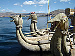 Puno - Perú 
Bote con tres cabezas de los Uros en el Lago Titicaca. 
 
Boat with three heads of the Uros in Titicaca Lake.