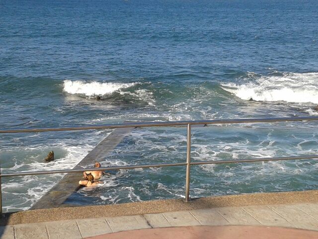 Una alberca en el mar. La comodidad de estar en la playa ser bajita no saber nada y no ahogarse.
