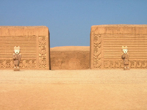 Trujillo - Perú
La entrada a Chan Chan, la ciudad de adobe más grande del mundo. Albergó en su mejor momento a 100 mil habitantes de la cultura Chimu (1100 d.C. - 1500 d.C.). Ciudad amurallada en el desierto de la costa peruana.

The entrance to Chan Chan, the most large city of adobe in the world. Around 100 000 people of Chimu culture lived in his best moment in Chan Chan. 
Its a walled city in the desert of the coast of Perú.