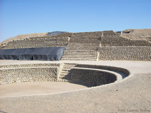 Lima - Perú
Complejo Bandurria
Pirámide escalonada con plaza circular (5500 años de antigüedad).

Pyramid with circular square (5500 years of age.)