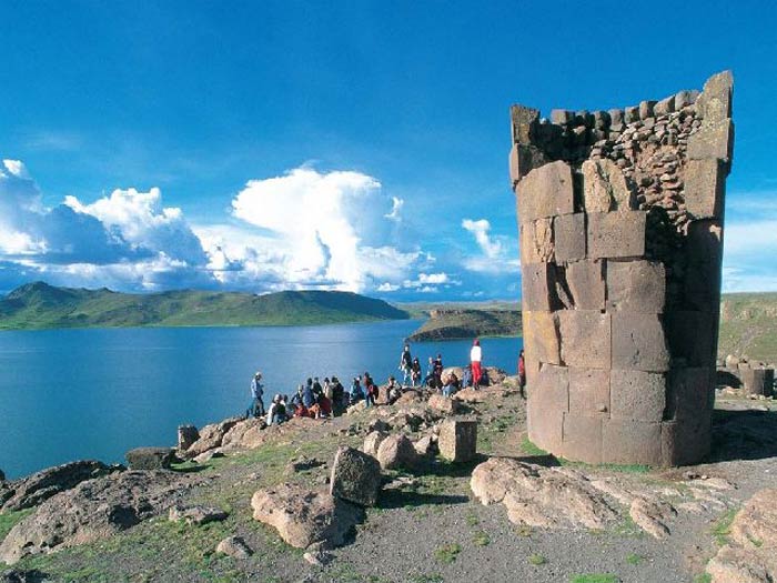 Puno - Perú
Ruinas de Sillustani junto al lago Titicaca.

Ruins of Sillustani with the Titicaca lake.