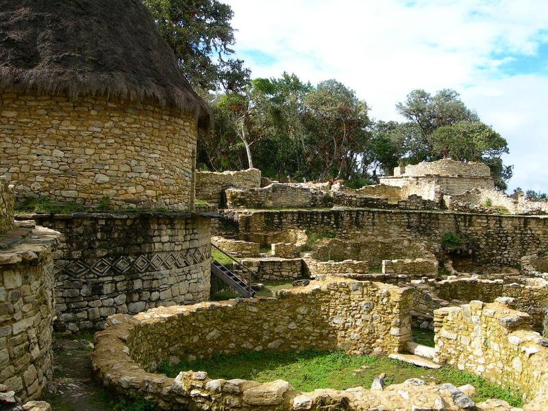 Amazonas - Perú
Complejo arquitectonico de Kuelap, pertenece a la cultura Chachapoyas, se encuentra en medio de la selva y se construyó alrededor del año 1000.

Kuelap, belong to Chachapoyas culture, is located in the middle of the jungle and was constructed around the year 1000.