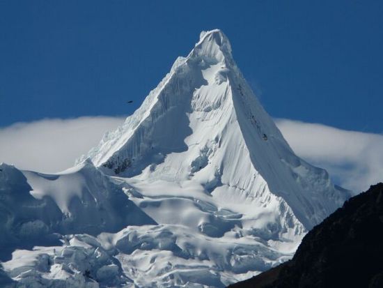 Huaraz - Perú

Nevado Alpamayo.
The snowcapped mountain Alpamayo.