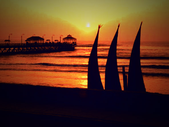 Trujillo - Perú
Huanchaco, balneario en la costa norte del Perú.
Huanchaco, beach in the coast north of Perú.