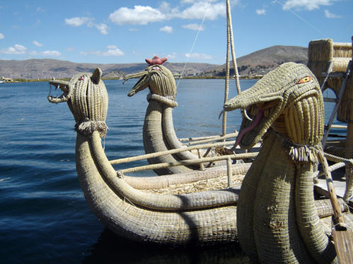 Puno - Perú
Bote con tres cabezas de los Uros en el Lago Titicaca.
Boat with three heads of the Uros in Titicaca Lake.