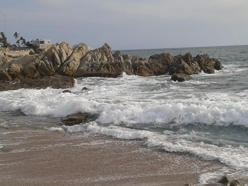 beach. It' s a beautifull day. I remember when I take th picture I get wet. It was so funny because someone talk me I turn and suddenly a wave soaked me all. jajajaja.